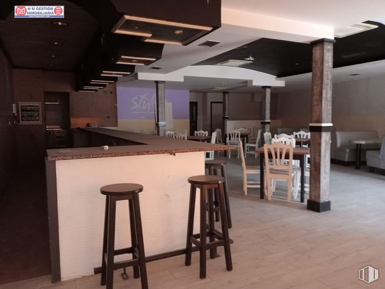 Local en venta en Zona centro, Madridejos, Toledo, 45710 con taburete, silla, madera, interiorismo, suelos, suelo, madera dura, taburete de bar, contrachapado y mesa alrededor