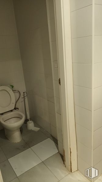 Industrial for rent at Calle Turín, 15, Parla, Madrid, 28980 with toilet, bidet, toilet seat, bathroom, plumbing fixture, fixture, floor, door, flooring and plumbing around