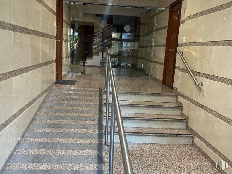 Oficina en alquiler en Zona Peñagrande, Fuencarral - El Pardo, Madrid, 28035 con escaleras, suelo, suelos, madera, accesorio, en paralelo, simetría, material compuesto, pasamanos y metal alrededor