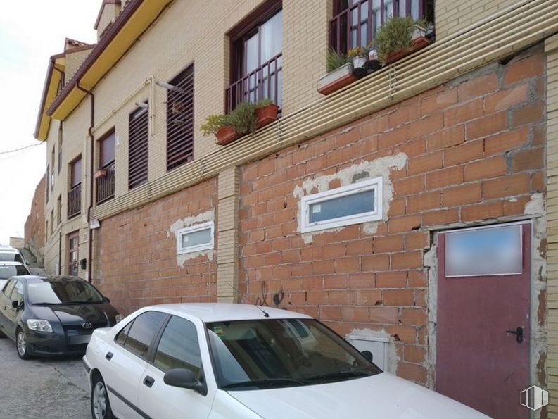 Retail for sale at Calle La Boleta, 9, Seseña, Toledo, 45223 with car, door, window, automotive parking light, land vehicle, vehicle, tire, property, photograph and wheel around