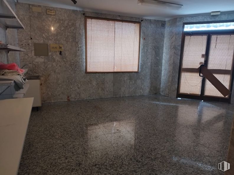 Local en alquiler en Calle Don Quijote, Villacañas, Toledo, 45860 con persiana de la ventana, ventana, puerta, suelos, suelo, suelo de baldosas, azulejo, hormigón, material de construcción y plata alrededor