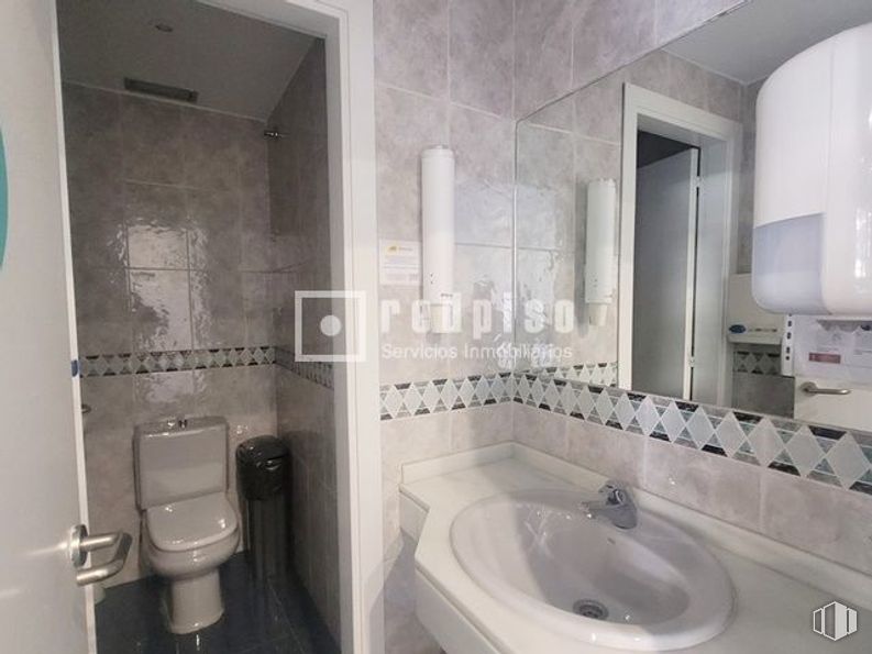 Local en alquiler en Calle Porto Lagos, Alcorcón, Madrid, 28924 con inodoro, fregadero, espejo, grifo, accesorios de fontanería, lavabo, cuarto de baño, negro, edificio y interiorismo alrededor