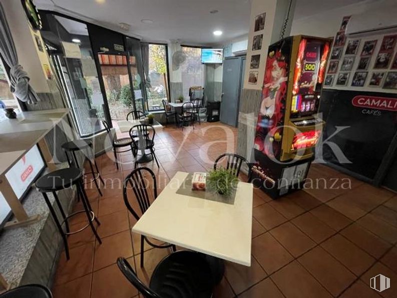 Retail for rent at Zona Norte - Universidad, Móstoles, Madrid, 28933 with table, table top, chair, furniture, building, flooring, houseplant, interior design, floor and picture frame around