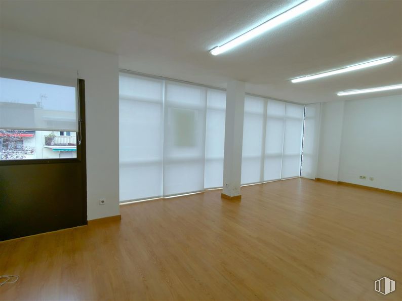 Office for rent at Calle Gran Vía, 28, Majadahonda, Madrid, 28220 with light fixture, lighting, flooring, floor, wood flooring, wood, interior design, ceiling, laminate flooring and hall around