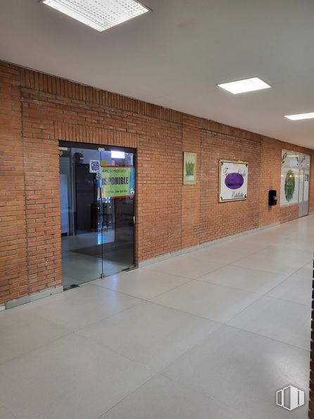 Local en alquiler en Centro Comercial Peñas Albas, Villalbilla, Madrid, 28810 con accesorio, diseño de interiores, suelo, edificio, piso, bienes raíces, ladrillo, techo, albañilería y asentamiento humano alrededor