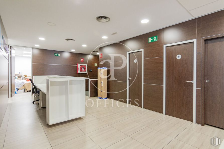 Oficina en alquiler y venta en Calle Alfonso Gómez, San Blas - Canillejas, Madrid, 28037 con puerta, alumbrado, interiorismo, suelo, suelos, diseño automovilístico, hall, techo, accesorio y vidrio alrededor