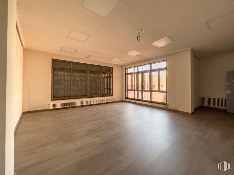 Oficina en alquiler y venta en Plaza Claudio Sánchez Albornoz, Ávila, 05001 con edificio, accesorio, ventana, pasillo, madera, interiorismo, piso, suelo, bienes raíces y tinte para madera alrededor