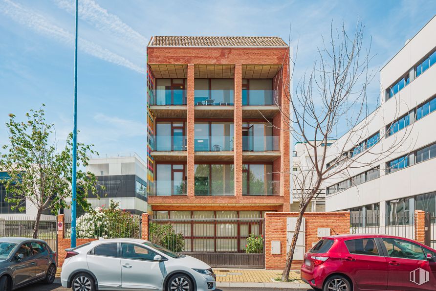 Oficina en alquiler y venta en Avenida Juan Camaruel, Leganés, Madrid, 28919 con coche, edificio, rueda, neumático, luz de estacionamiento automotriz, nube, cielo, vehículo terrestre, vehículo y ventana alrededor