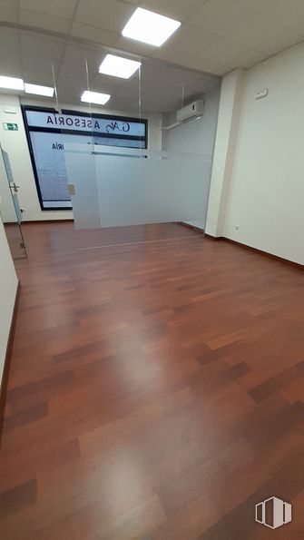 Retail for rent at Calle Pozuelo, Fuenlabrada, Madrid, 28945 with light fixture, lighting, building, fixture, wood, floor, flooring, door, material property and house around