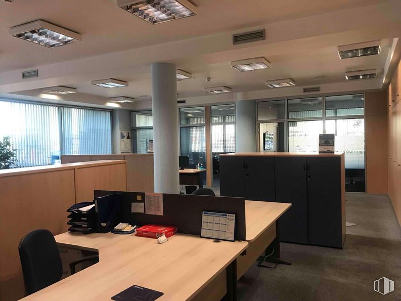 Oficina en alquiler y venta en Zona empresarial, Coslada, Madrid, 28820 con ebanistería, mesa, mesa, edificio, silla, planta, arquitectura, interiorismo, suelos y suelo alrededor