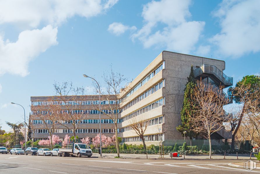 Oficina en alquiler en Edificio Vega, Calle Velázquez, 157, Chamartín, Madrid, 28002 con edificio, luz de la calle, nube, cielo, planta, ventana, condominio, diseño urbano, coche y barrio alrededor