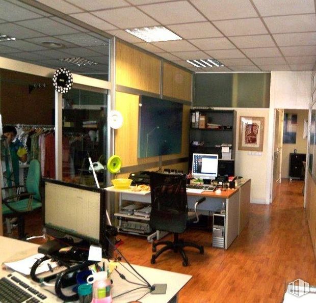 Oficina en venta en Zona estación, Pozuelo de Alarcón, Madrid, 28224 con silla, pantalla de ordenador, ropa, persona, teclado del ordenador, ordenador, mueble, ordenador personal, mesa y escritorio del ordenador alrededor