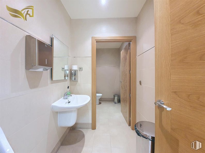 Office for sale at Calle Vega, Torrijos, Toledo, 45500 with sink, mirror, tap, property, plumbing fixture, bathroom sink, bathroom, fixture, building and interior design around