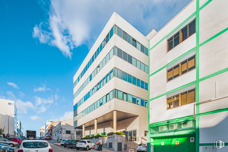 Oficina en alquiler en Calle Miguel Yuste, 17, San Blas - Canillejas, Madrid, 28037 con ventana, coche, edificio, nube, cielo, rueda, neumático, vehículo, verde y arquitectura alrededor