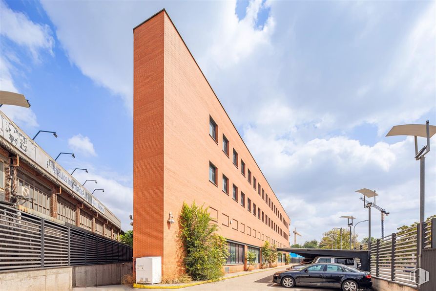 Oficina en alquiler y venta en Calle San Julián, 1, Alcobendas, Madrid, 28100 con coche, edificio, nube, cielo, neumático, rueda, luz de la calle, vehículo, diseño urbano y ventana alrededor