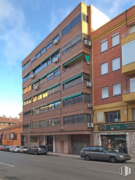 Retail for sale & for rent at Calle Ferial, 23, Guadalajara, 19002 with car, building, cloud, sky, wheel, property, tire, vehicle, window and infrastructure around