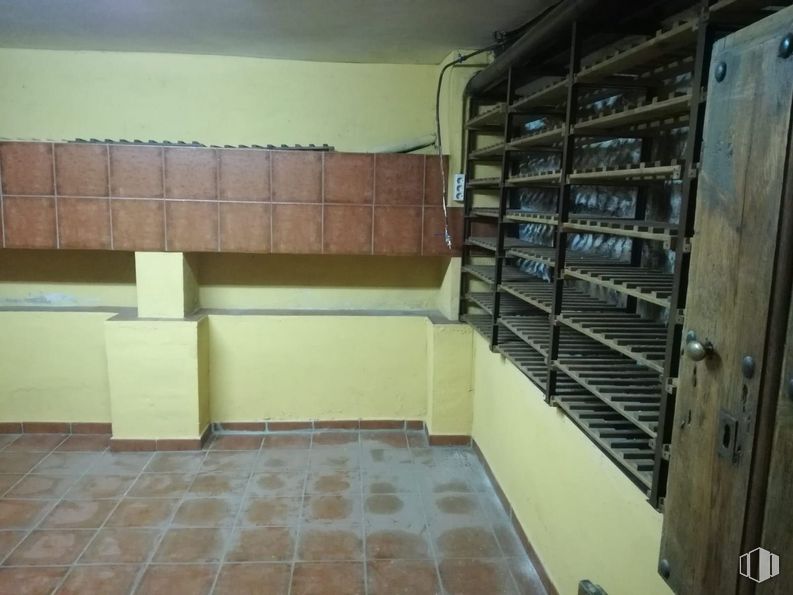 Retail for sale at Plaza Mercado Chico, Ávila, 05001 with furniture, wood, shelving, floor, flooring, tile flooring, shelf, hardwood, room and machine around