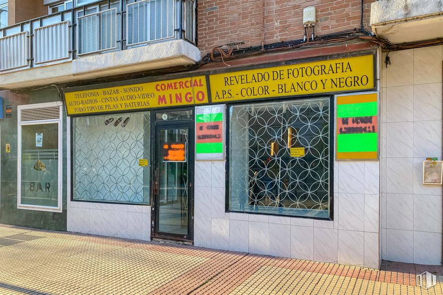 Retail for sale at Avenida Doctor Mendiguchía Carric, 25, Leganés, Madrid, 28913 with door, window, building, fixture, brick, wall, line, facade, road surface and art around