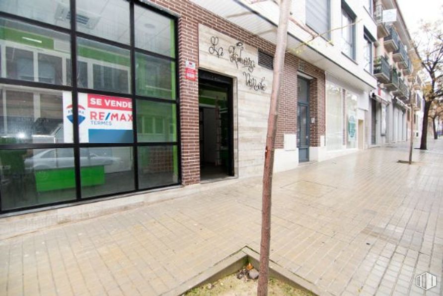 Retail for sale at Calle Carretas, 5, Villanueva de la Cañada, Madrid, 28691 with window, building, road surface, urban design, flooring, fixture, brick, sidewalk, facade and city around