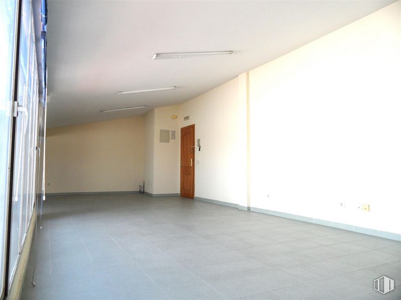 Oficina en alquiler en Calle Madrid, Getafe, Madrid, 28901 con lámpara, puerta, alumbrado, hall, accesorio, suelos, suelo, techo, espacio y vidrio alrededor