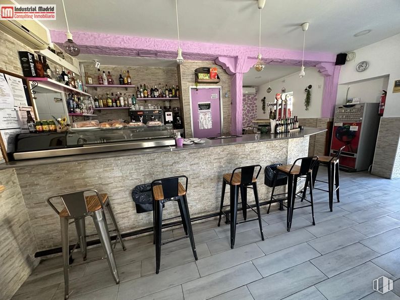 Local en alquiler en Calle Real, Arganda del Rey, Madrid, 28500 con taburete, silla, mueble, mesa, interiorismo, suelo, suelos, edificio, estante y barware alrededor