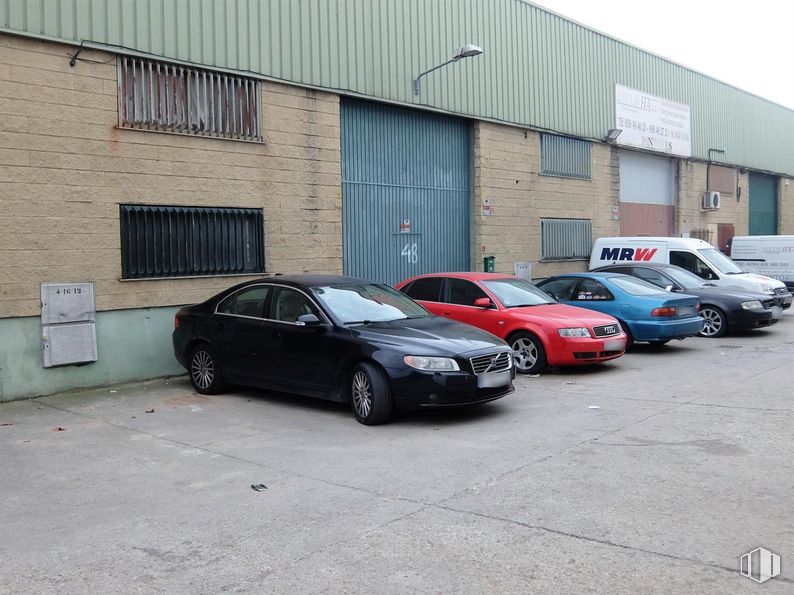 Industrial for sale at Polígono P-29, Collado Villalba, Madrid, 28400 with car, tire, window, wheel, automotive parking light, land vehicle, vehicle, automotive lighting, building and automotive tire around