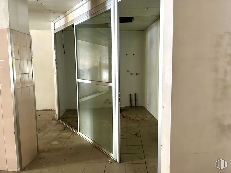 Local en venta en Calle López Grass, Puente de Vallecas, Madrid, 28038 con edificio, accesorio, suelos, suelo, madera, casa, exterior del automóvil, material compuesto, vidrio y aluminio alrededor