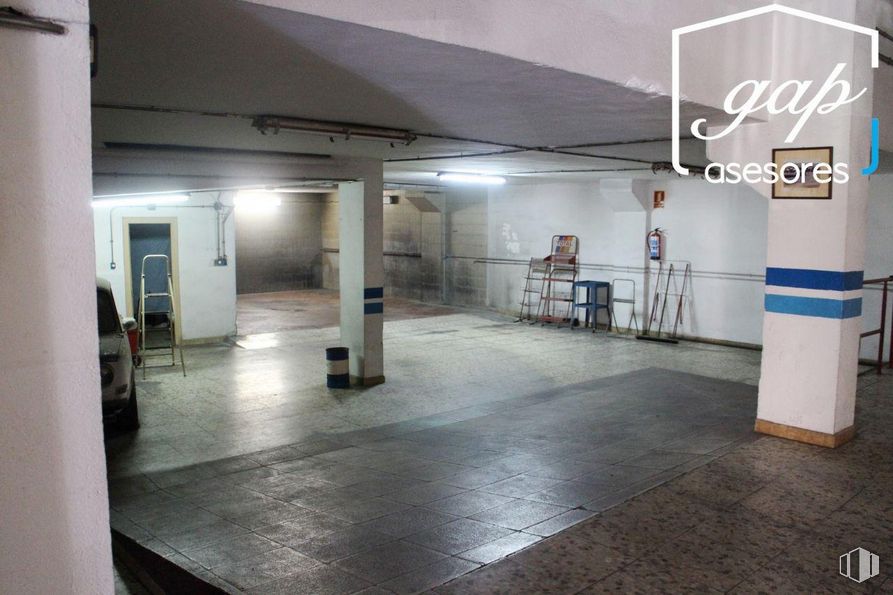 Retail for sale & for rent at Calle Eras del Tío Cañamón, Cuenca, 16004 with interior design, architecture, flooring, floor, building, fixture, parking, hall, gas and ceiling around