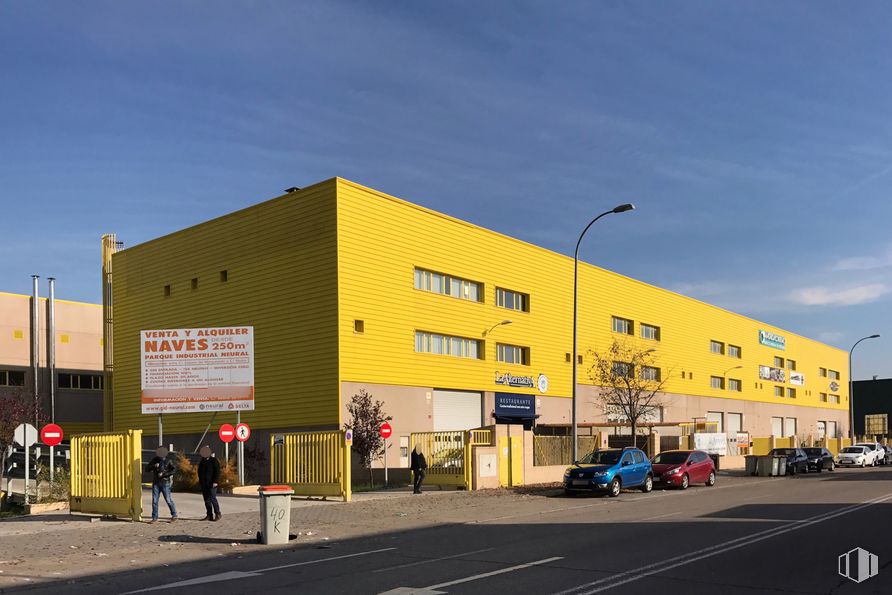 Industrial for sale at Calle Laguna del Marquesado, 36, Villaverde, Madrid, 28021 with building, street light, sky, property, window, architecture, asphalt, cloud, neighbourhood and wheel around