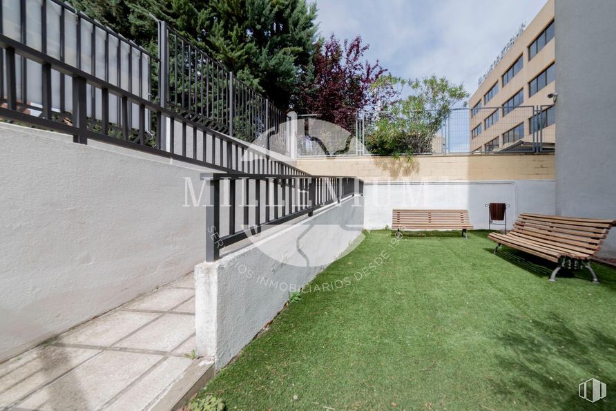 Oficina en alquiler y venta en Avenida Artesanos, 48, Tres Cantos, Madrid, 28760 con mesa de trabajo, edificio, cielo, planta, árbol, lote de terreno, diseño urbano, valla, hierba y zona residencial alrededor