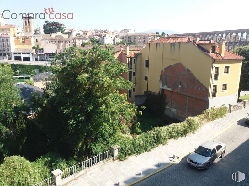 Land for sale at Zona Acueducto, Segovia, 40003 with car, building, plant, window, sky, vehicle, infrastructure, tree, urban design and neighbourhood around