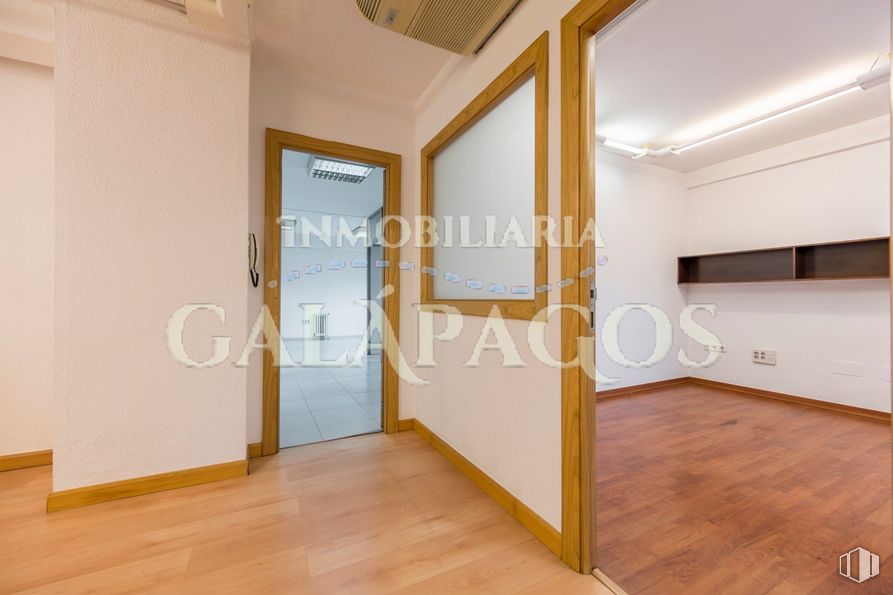 Oficina en alquiler en Calle Dulcinea, 69, Tetuán, Madrid, 28020 con puerta, accesorio, edificio, madera, suelo, hall, suelos, exterior del automóvil, tinte para madera y madera dura alrededor