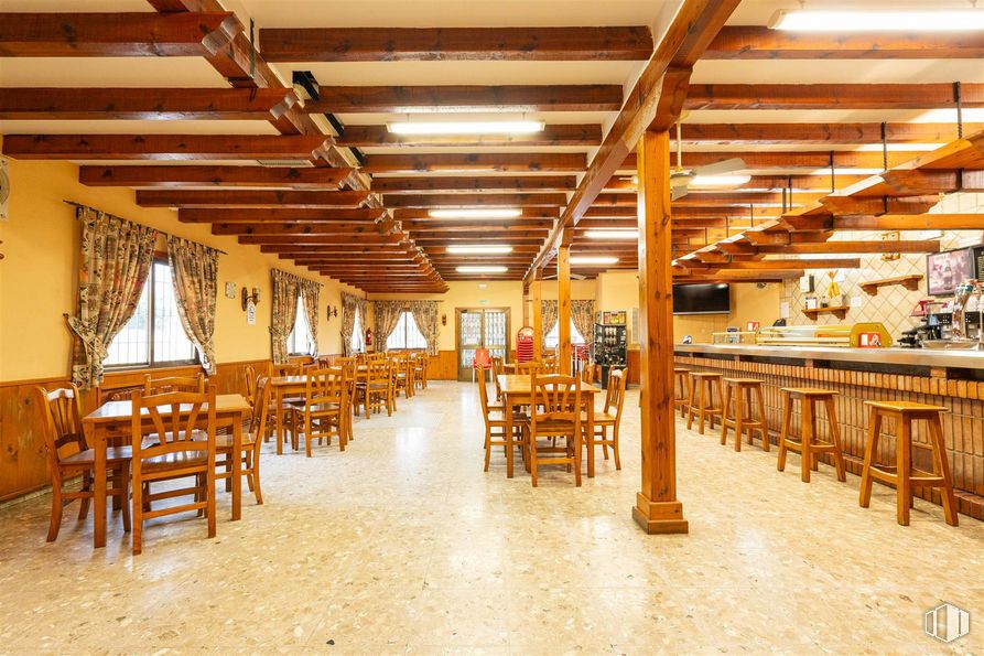 Retail for rent at Plaza San Isidro, 5, Torremocha de Jarama, Madrid, 28189 with stool, chair, kitchen & dining room table, light fixture, furniture, table, wood, hall, floor and flooring around