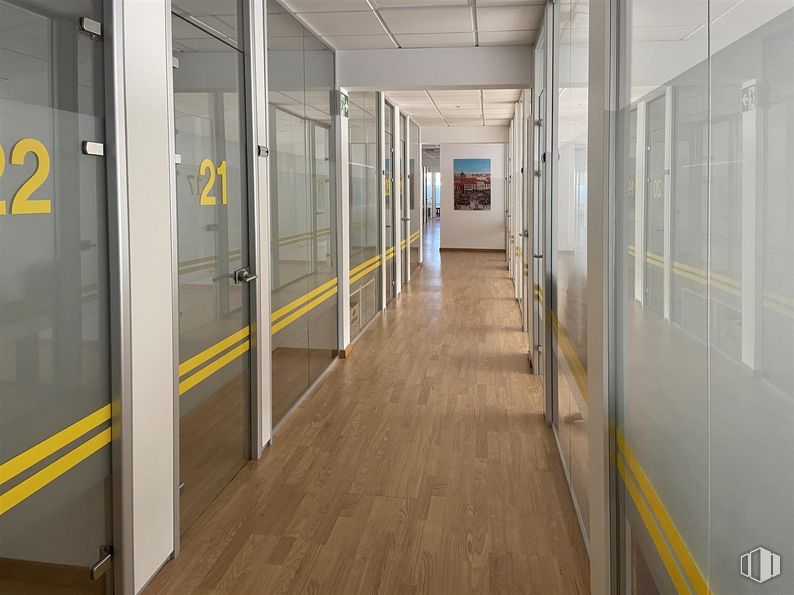 Oficina en alquiler en Avenida de Madrid, 48, Alcalá de Henares, Madrid, 28802 con accesorio, suelo, puerta, suelos, vidrio, área metropolitana, gas, aluminio, techo y máquina alrededor