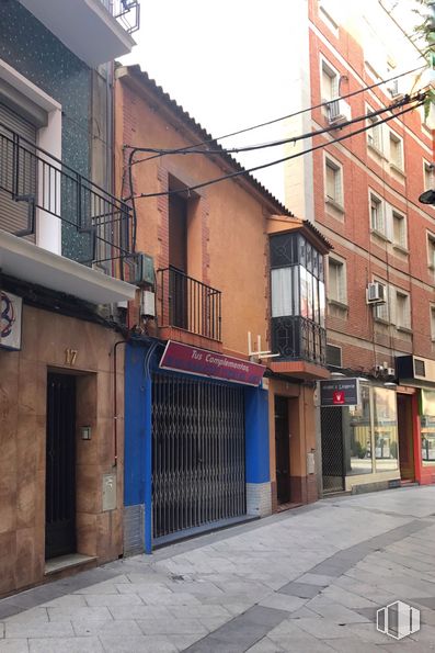 Retail for sale & for rent at Calle Ramón Y Cajal, 19, Talavera de la Reina, Toledo, 45600 with door, building, property, window, fixture, road surface, wood, house, urban design and neighbourhood around