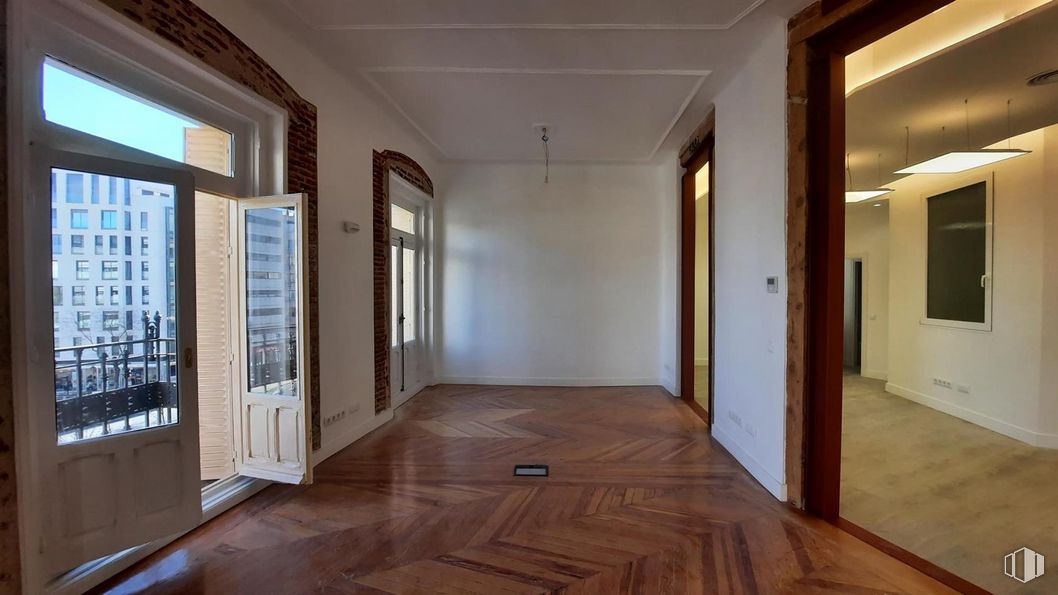 Oficina en alquiler en Glorieta Quevedo, Chamberí, Madrid, 28015 con puerta, accesorio, madera, edificio, hall, ventana, suelos, tinte para madera, suelo y casa alrededor