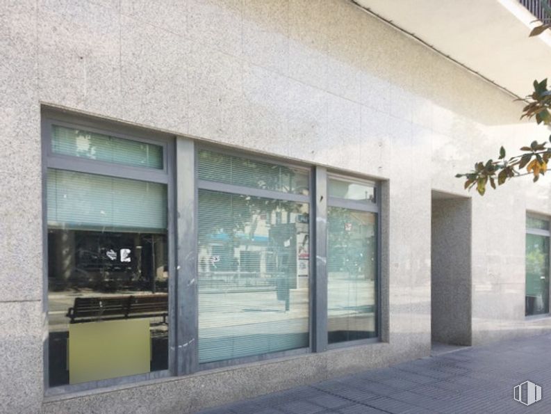 Local en alquiler en Calle Gran Vía, Majadahonda, Madrid, 28220 con ventana, edificio, sombra, diseño urbano, fachada, edificio comercial, pavimento, vidrio, planta y material compuesto alrededor