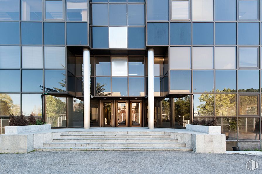 Oficina en alquiler y venta en Calle Gobelas, 33, Moncloa - Aravaca, Madrid, 28023 con propiedad, planta, cielo, edificio, mediante, encendiendo, arquitectura, sombra, rectángulo y accesorio alrededor