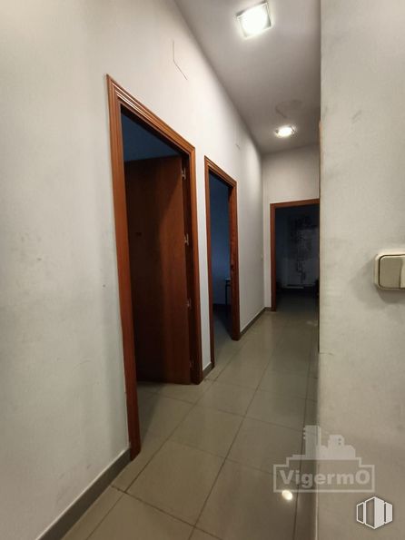 Local en alquiler y venta en Zona Centro, Torrejón de Ardoz, Madrid, 28850 con lámpara, puerta, accesorio, suelo, suelos, hall, madera, techo, vidrio y material compuesto alrededor