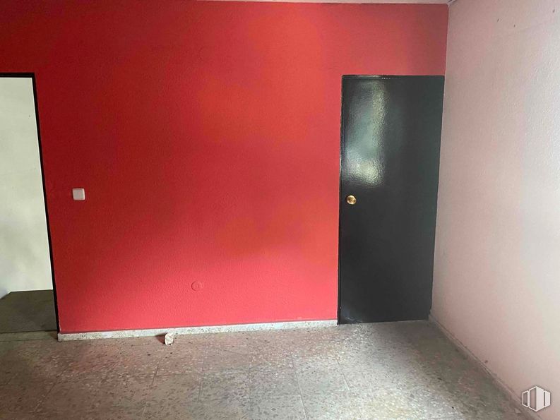 Nave en alquiler en Zona industrial, San Fernando de Henares, Madrid, 28830 con puerta, accesorio, madera, suelos, propiedad material, gas, tintes y matices, magenta, techo y material compuesto alrededor