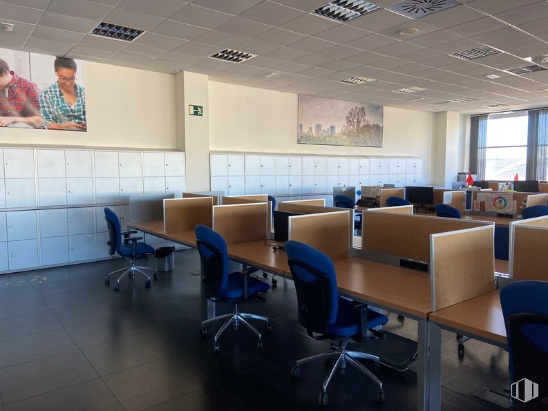 Oficina en alquiler en Edificio Abeto, Avenida Industria, 51, Alcobendas, Madrid, 28100 con silla, persona, ventana, mesa, mueble, diseño de interiores, escritorio, silla de oficina, suelo, piso, techo y evento alrededor