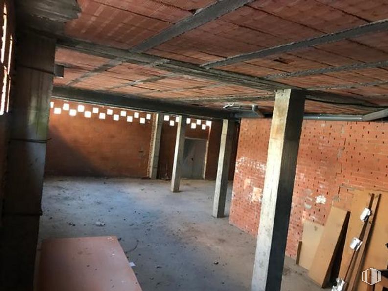 Retail for sale at Calle Coronel Baeza, 83, Toledo, 45004 with furniture, wood, floor, beam, flooring, ceiling, hardwood, building material, column and brick around