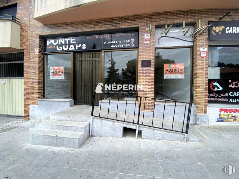 Local en alquiler en Zona Centro, Yuncos, Toledo, 45210 con edificio, accesorio, fuente, fachada, puerta, ventana, venta al por menor, superficie de la carretera, señalización y ciudad alrededor