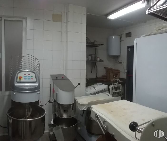 Retail for sale at Calle Martín de los Heros, Moncloa - Aravaca, Madrid, 28008 with mixer, home appliance, kitchen appliance, bottled and jarred packaged goods, refrigerator, building, table, interior design, floor and flooring around