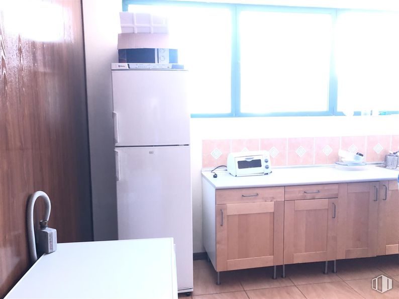 Industrial for sale at San Crispín - La Estación Consorcio, Colmenar Viejo, Madrid, 28770 with refrigerator, cabinetry, window, table top, cupboard, countertop, kitchen appliance, major appliance, furniture and flooring around