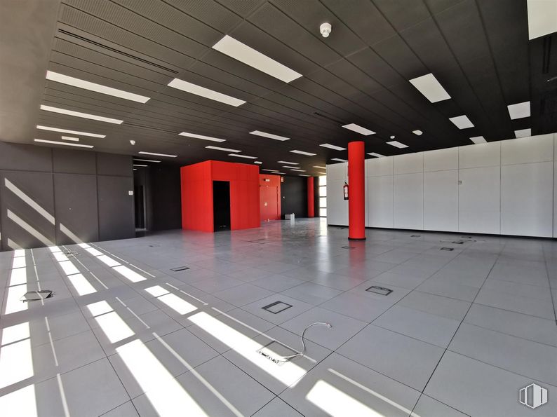 Oficina en venta en Natea Business Park, Avenida Industria, 4, Alcobendas, Madrid, 28108 con lámpara, alumbrado, edificio, accesorio, interiorismo, hall, suelos, suelo, línea y techo alrededor