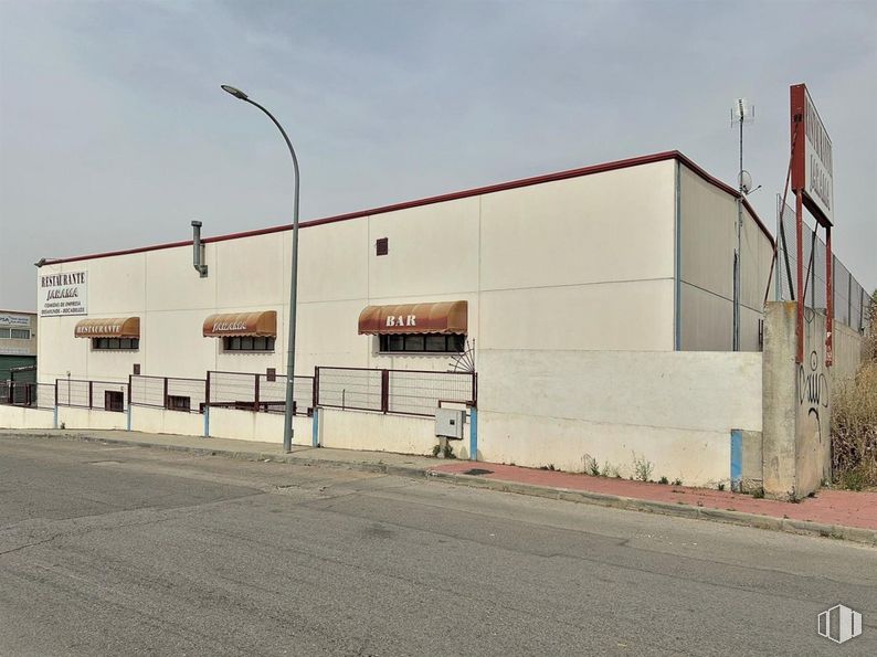 Local en alquiler y venta en Polígono Industrial Gestesa, Loeches, Madrid, 28890 con cielo, edificio, nube, ventana, asfalto, superficie de la carretera, luz de la calle, fachada, zona residencial y casa alrededor