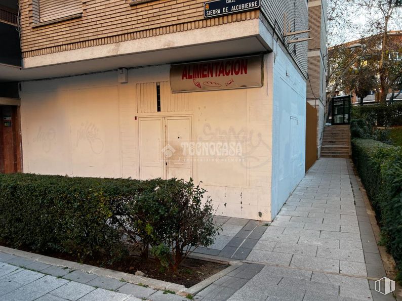 Retail for sale at Calle Sierra de Alcubierre, 2, Alcorcón, Madrid, 28923 with plant, road surface, asphalt, urban design, brick, brickwork, shade, wall, residential area and wood around