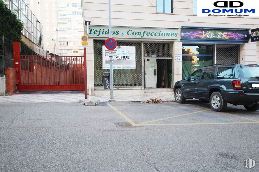 Retail for sale & for rent at Calle Rufino Blanco, Guadalajara, 19002 with wheel, car, building, automotive parking light, tire, land vehicle, vehicle, window, automotive tire and automotive tail & brake light around