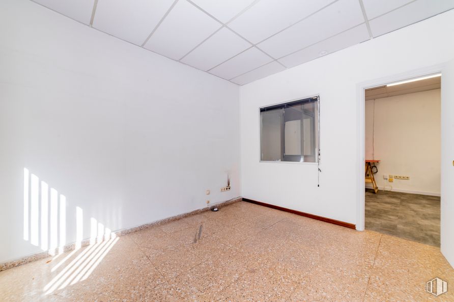 Oficina en alquiler en Calle Luis de Hoyos Sainz, Moratalaz, Madrid, 28030 con ventana, madera, accesorio, edificio, suelos, pintura, hall, suelo, madera dura y inmobiliario alrededor